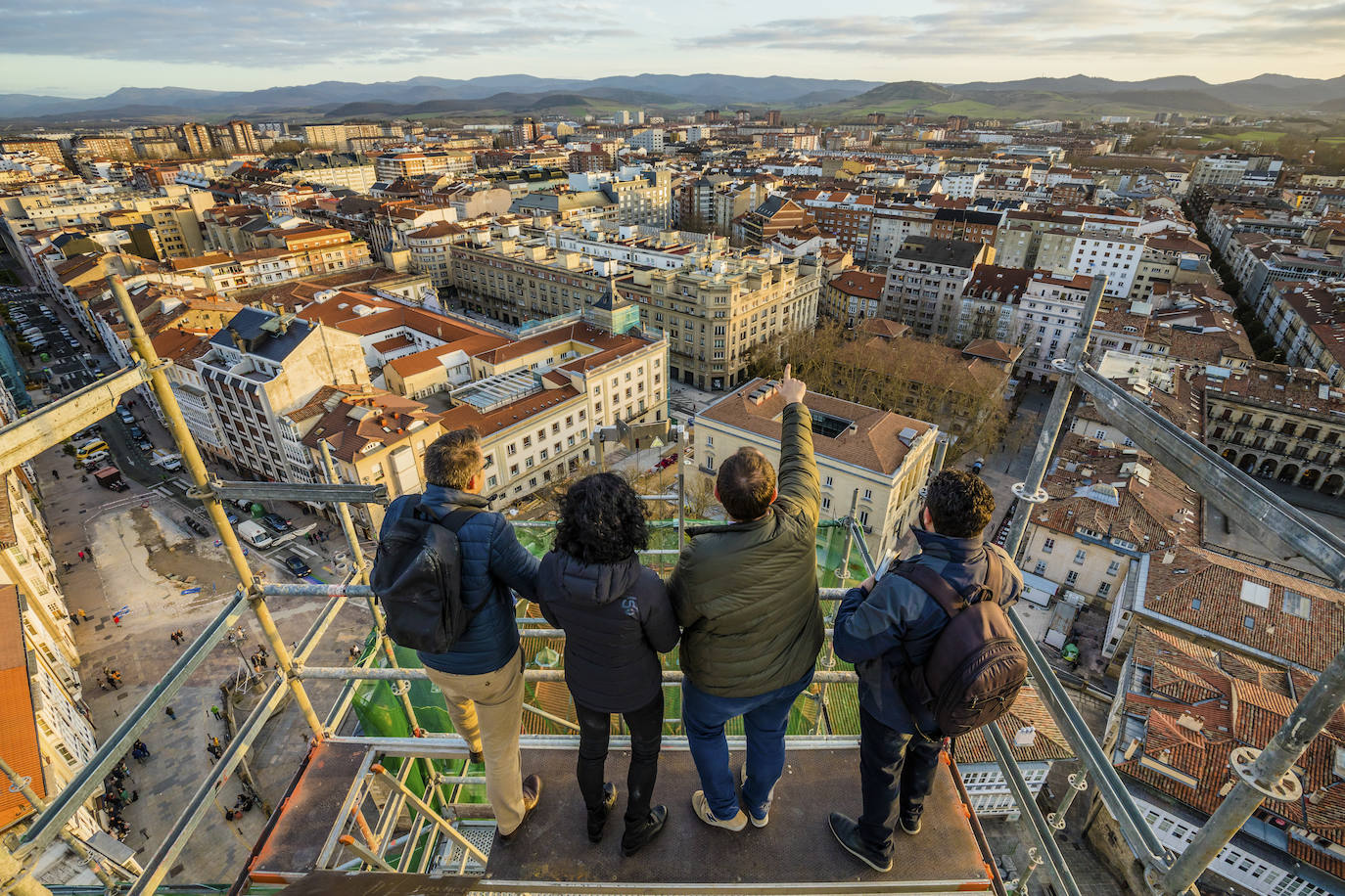 La puesta de sol tras los montes de Vitoria, desde la torre de San Vicente. 