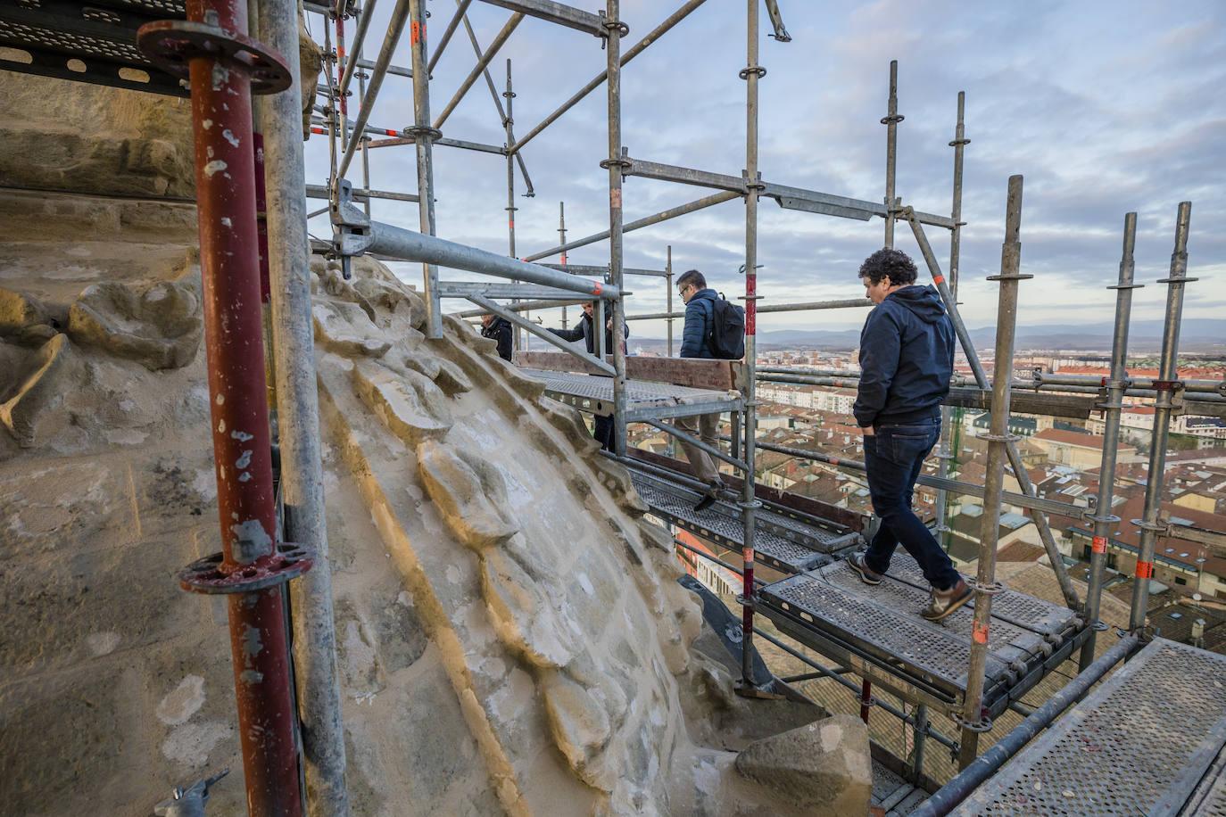 La puesta de sol tras los montes de Vitoria, desde la torre de San Vicente. 
