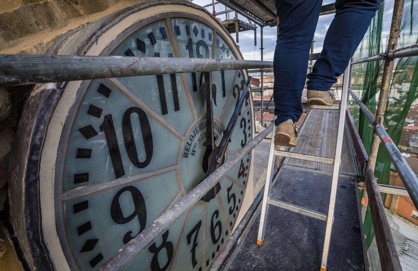 La puesta de sol tras los montes de Vitoria, desde la torre de San Vicente. 