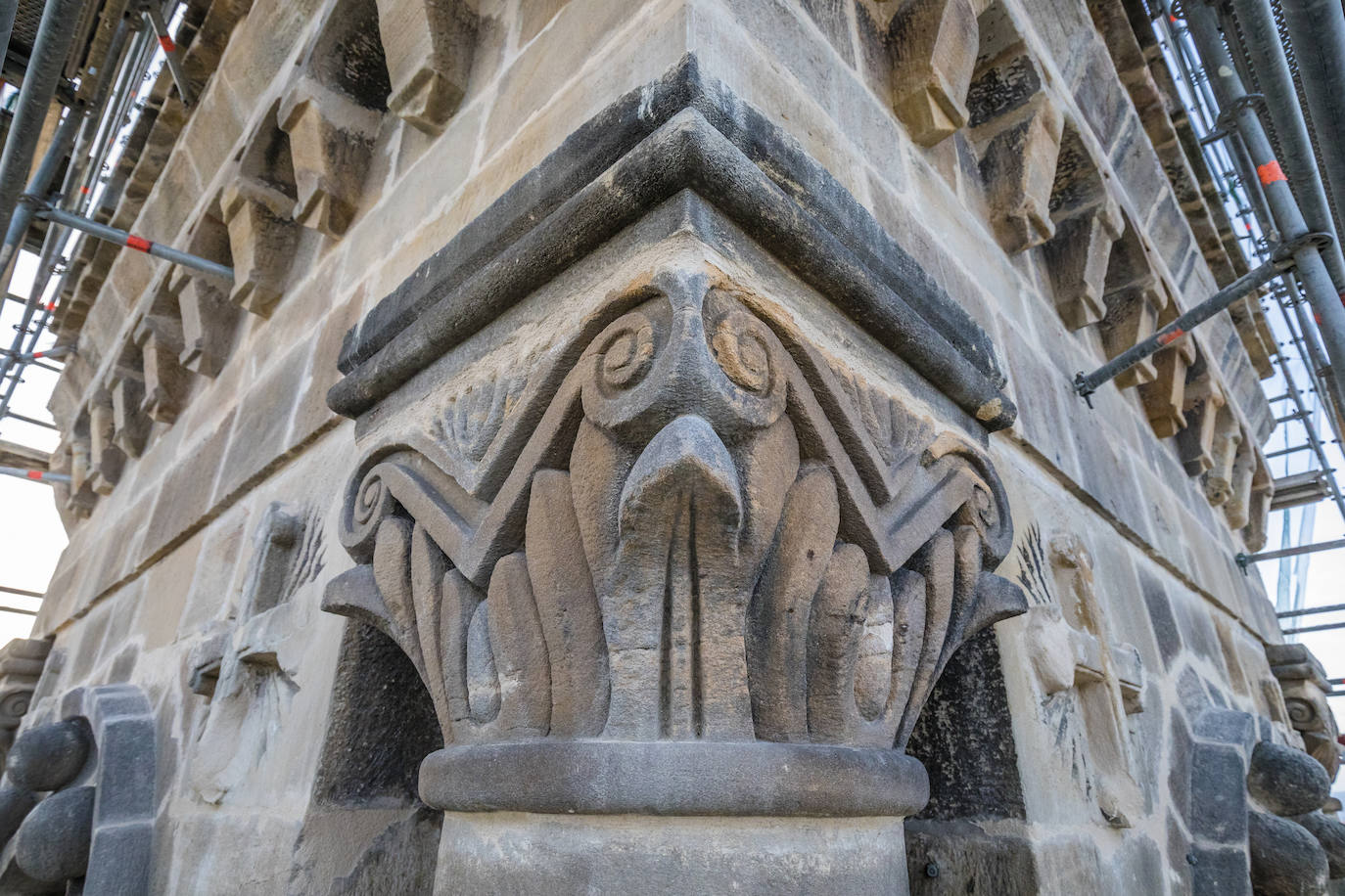 La puesta de sol tras los montes de Vitoria, desde la torre de San Vicente. 