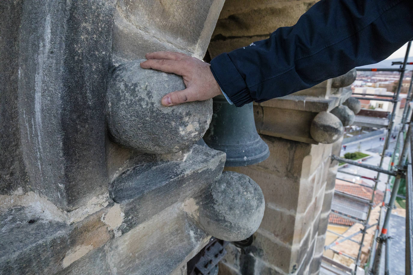 La puesta de sol tras los montes de Vitoria, desde la torre de San Vicente. 