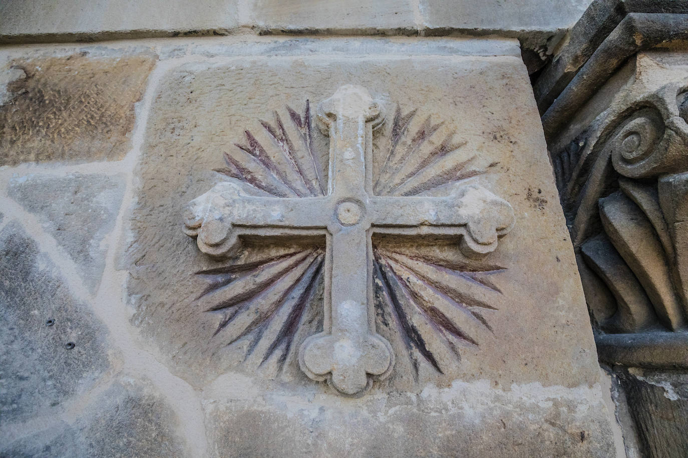 La puesta de sol tras los montes de Vitoria, desde la torre de San Vicente. 