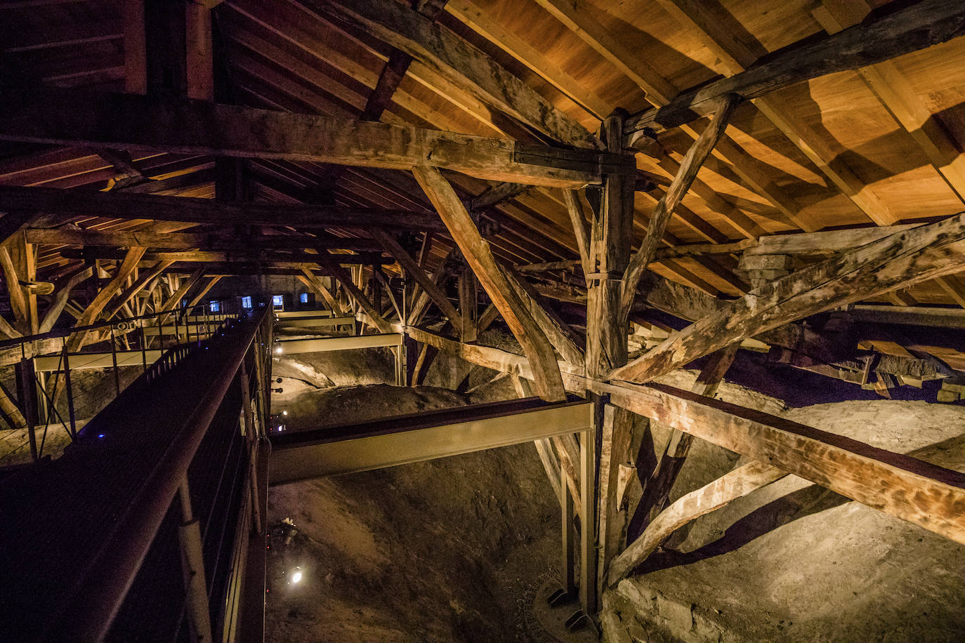 La puesta de sol tras los montes de Vitoria, desde la torre de San Vicente. 