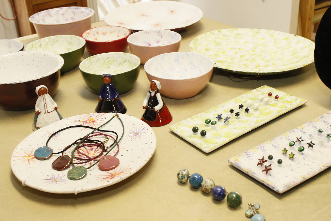 En el taller de Marian Corres nacen desde colgantes a campanas con forma de neska.