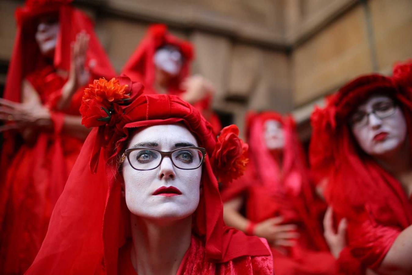 Activistas de la 'Brigada Roja' del movimiento Extinction Rebellion, en una protesta por los incendios forestales que arrasan Australia