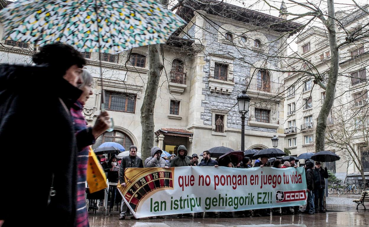 Concentración convocada este viernes frente a la sede de la patronal alavesa SEA. 