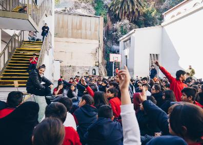 Imagen secundaria 1 - Arriba, en la cárcel de Chile, y sobre estas líneas en uno de los colegios que ha visitado y vistiendo la camiseta de la selección española. 