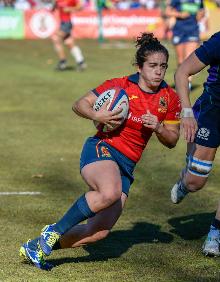 Imagen secundaria 2 - Arriba, en la cárcel de Chile, y sobre estas líneas en uno de los colegios que ha visitado y vistiendo la camiseta de la selección española. 