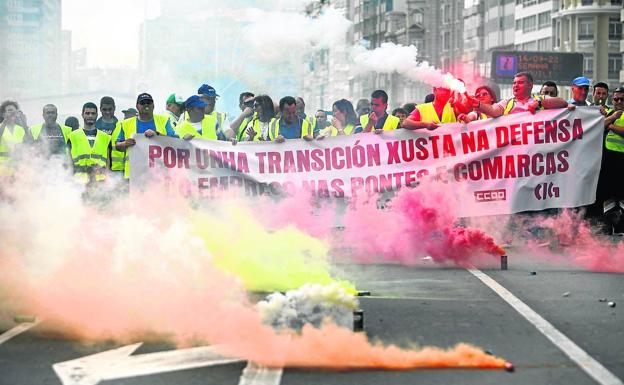 Imagen principal - Arriba, concentración de afectados por el anunciado cese de las actividades en la central de As Pontes. España importa casi el 90% del carbón que consume. En la imagen superior, último día de trabajo en una mina de El Bierzo. 