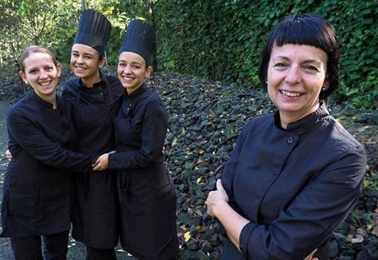 La cocinera posa junto a sus tres hijas,