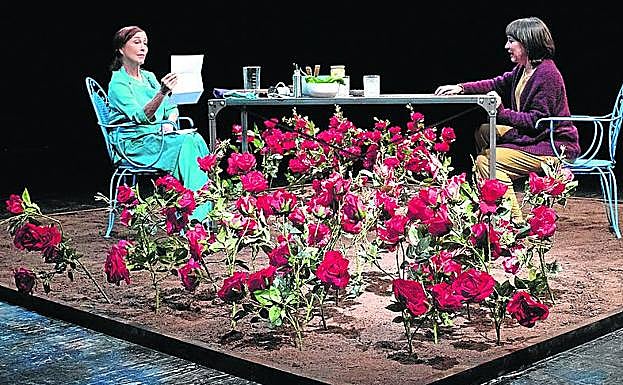 La escenografía recrea el paso de las estaciones en un jardín.