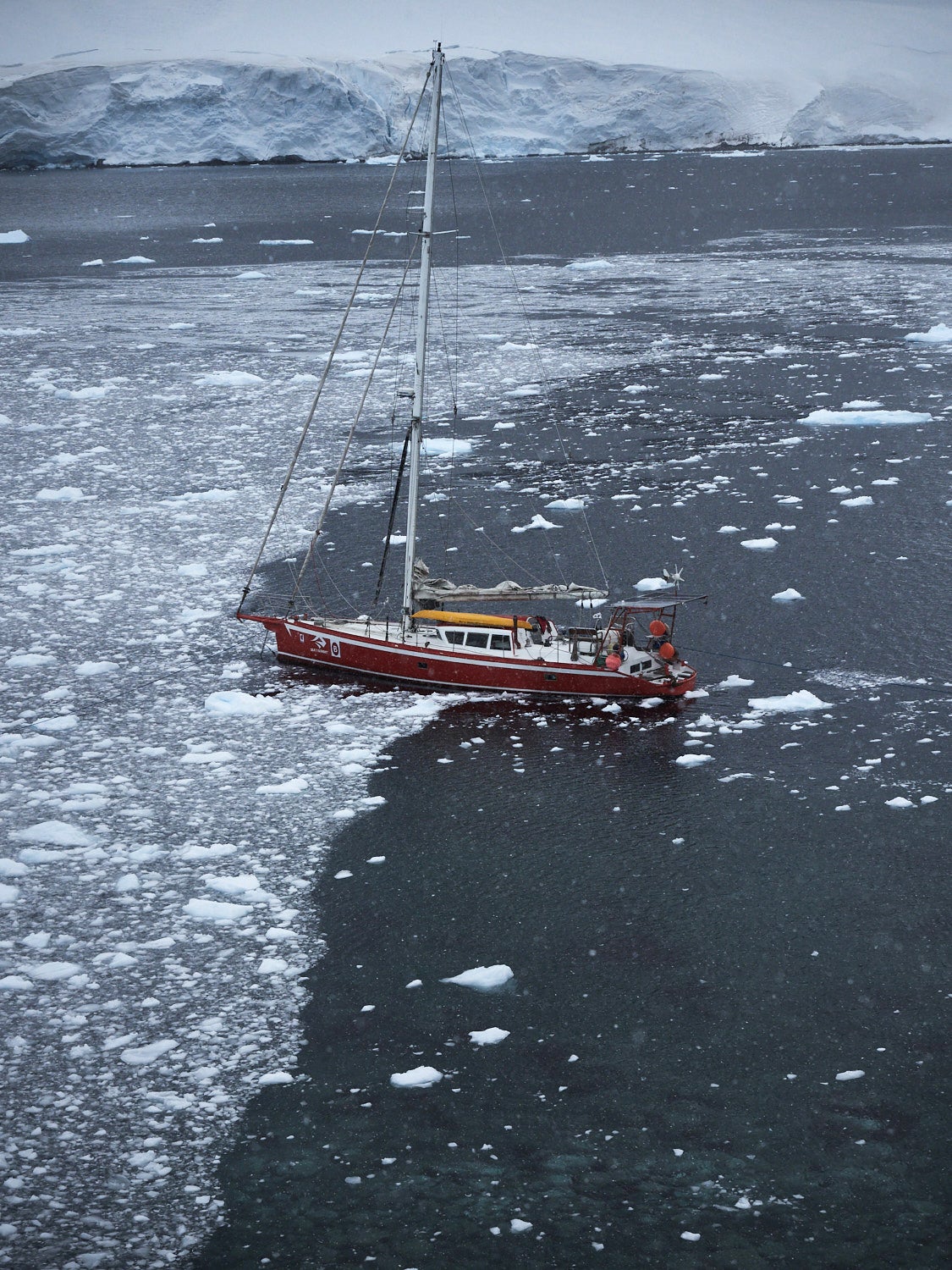 Por 1ª vez tenemos que escapar de la amenaza del mal tiempo, con enormes icebergs que amenazan con golpear el barco. Sufrimos un frío antártico 