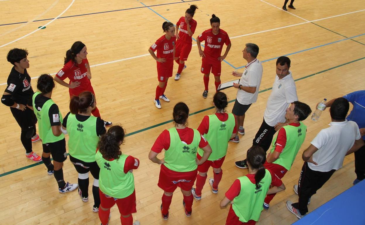 El técnico del cojunto vizcaíno dando instrucciones a las suyas durante un partido. 