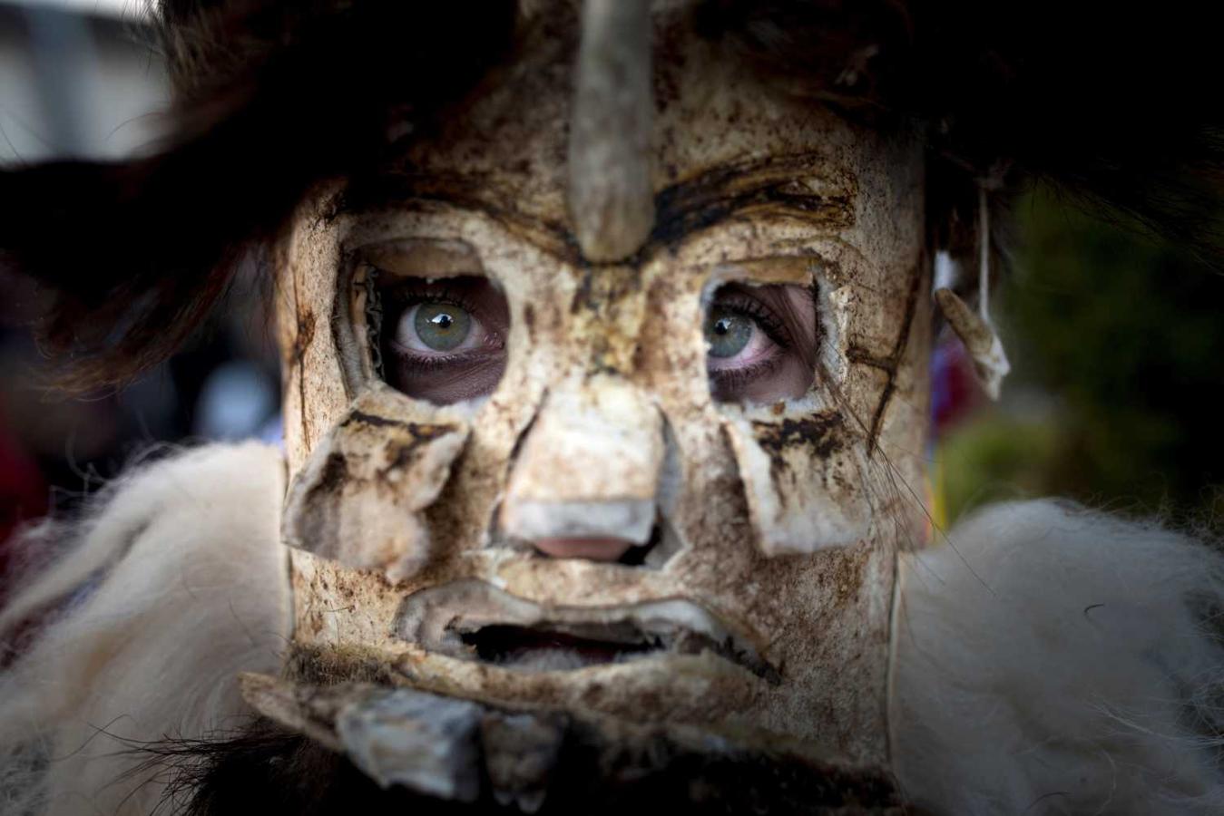 Una mujer en la celebración de la Mascarada Ibérica en Viana do Bolo, Orense