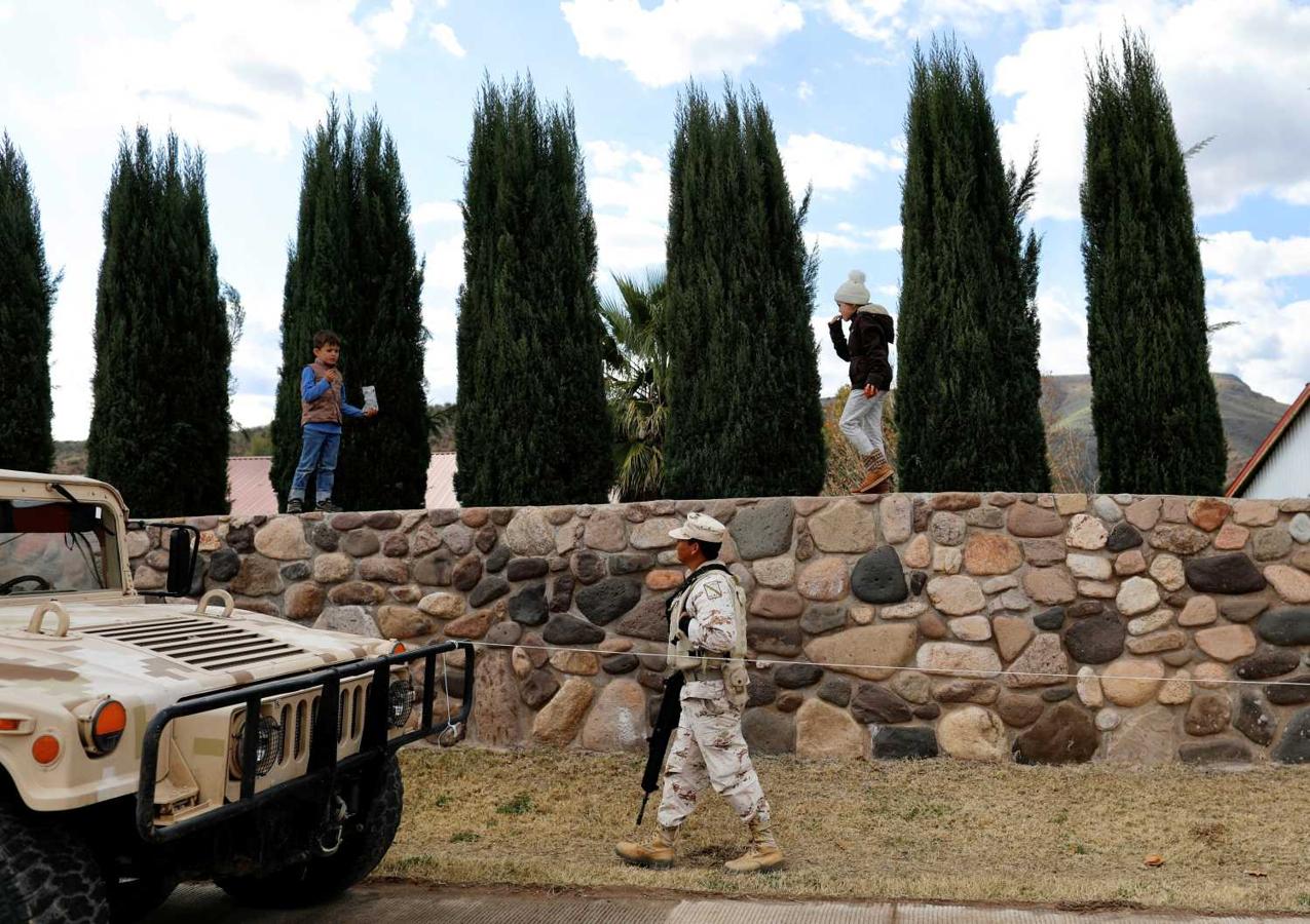 Un soldado patrulla por la comunidad mormona en La Mora, Sonora, México