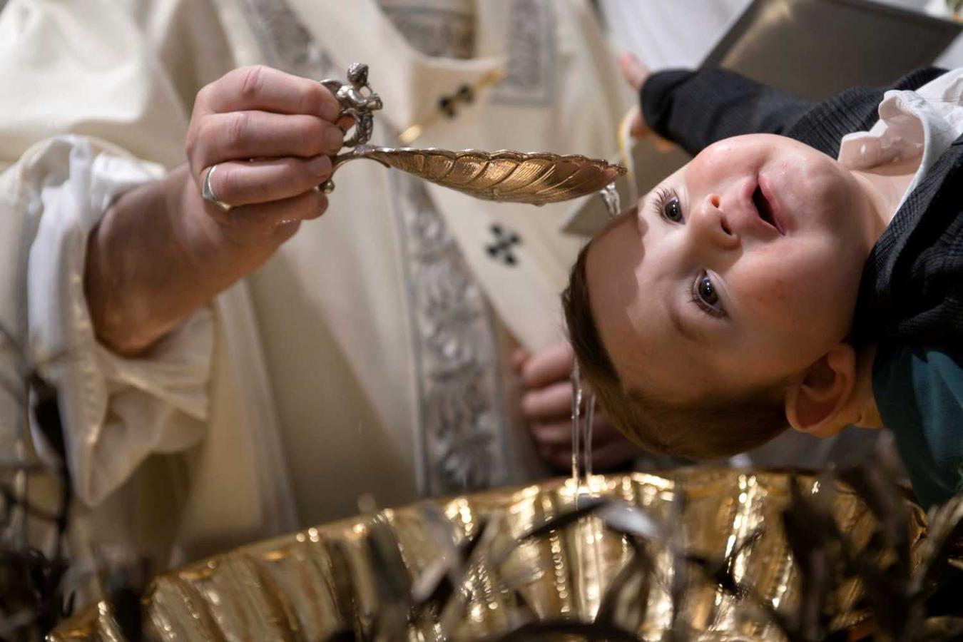 El Papa Francisco bautiza a un bebé durante una misa en la Capilla Sixtina en el Vaticano