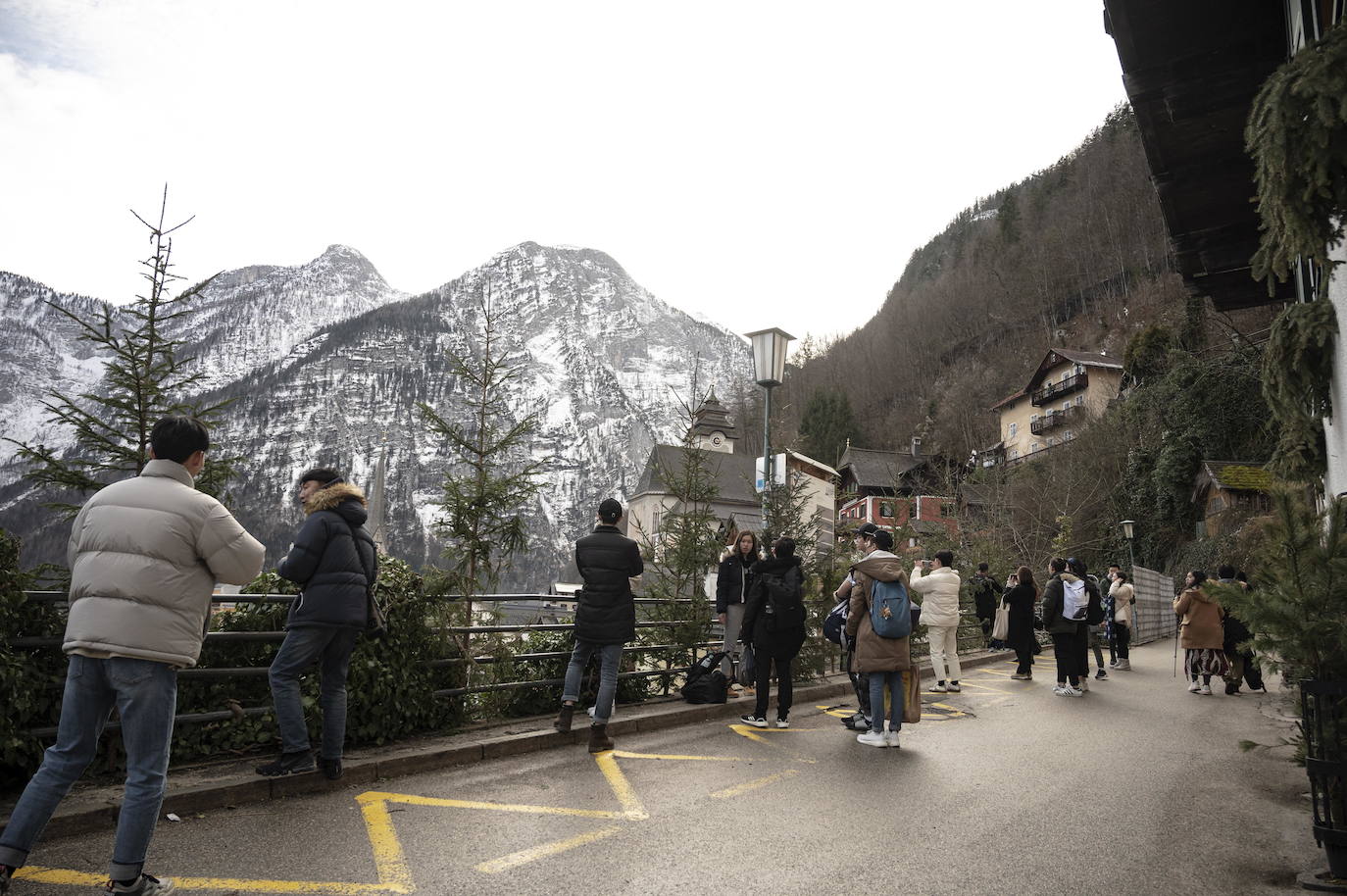 Hallstatt era hace diez años una villa idílica al borde de un lago de ensueño y aún lo sigue siendo, pero de otra manera. Lo que entonces le faltaba al pequeño pueblo austriaco, ahora le sobra. Tiene gente para dar y regalar, la hay por todas partes, tanta que hasta los visitantes se cuelan sin permiso en las casas en busca de un baño que no esté ocupado. En el pueblo residen 778 vecinos pero no lo parece porque apenas se les ve. Su presencia se diluye ante las riadas de personas que transitan por las calles en busca de un lugar vacío donde sacarse una foto mientras decenas de drones sobrevuelan los tejados para obtener imágenes impactantes. Hay turistas que llegan a la localidad convencidos de que se encuentran en un parque temático donde todo es de cartón piedra y todo está a la venta. Otros creen que están recorriendo el auténtico Arendelle, el reino de la película 'Frozen'. Hallstatt es un pueblo de moda, hasta ha sido calificado como «el más 'instagrameable' del mundo», y eso está siendo su ruina