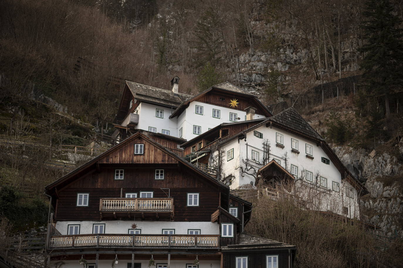 Hallstatt era hace diez años una villa idílica al borde de un lago de ensueño y aún lo sigue siendo, pero de otra manera. Lo que entonces le faltaba al pequeño pueblo austriaco, ahora le sobra. Tiene gente para dar y regalar, la hay por todas partes, tanta que hasta los visitantes se cuelan sin permiso en las casas en busca de un baño que no esté ocupado. En el pueblo residen 778 vecinos pero no lo parece porque apenas se les ve. Su presencia se diluye ante las riadas de personas que transitan por las calles en busca de un lugar vacío donde sacarse una foto mientras decenas de drones sobrevuelan los tejados para obtener imágenes impactantes. Hay turistas que llegan a la localidad convencidos de que se encuentran en un parque temático donde todo es de cartón piedra y todo está a la venta. Otros creen que están recorriendo el auténtico Arendelle, el reino de la película 'Frozen'. Hallstatt es un pueblo de moda, hasta ha sido calificado como «el más 'instagrameable' del mundo», y eso está siendo su ruina