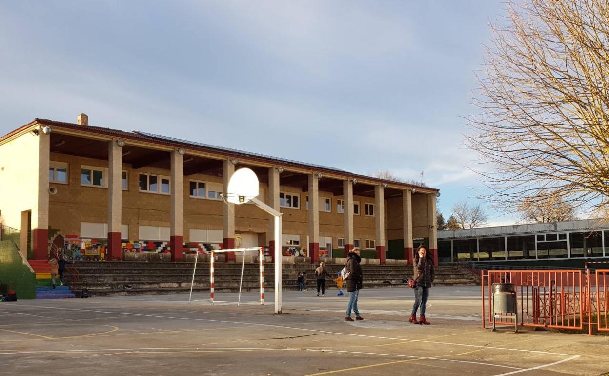 Las familias del colegio Zabaleko están preocupadas por las filtraciones de gases desde la caldera a las aulas. 