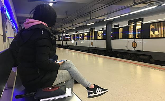 La joven se dirigía en metro a su casa en Uribarri. 