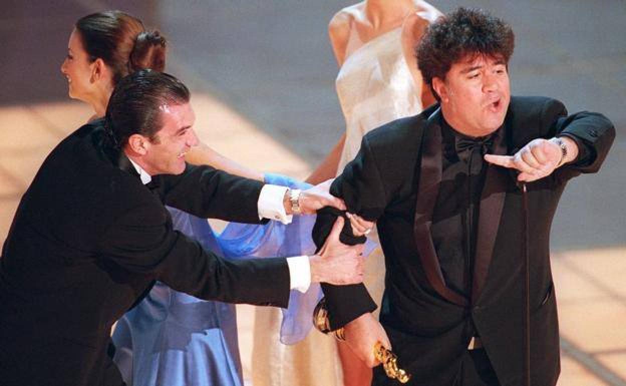 Penélope Cruz y Antonio Banderas sacan a Pedro Almodóvar del escenario de la entrega de los premios Oscar en el año 2000