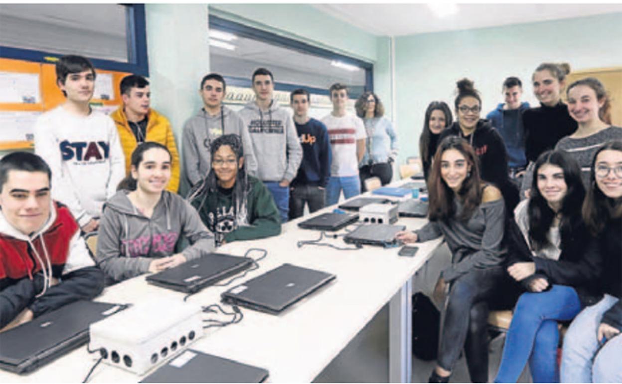 Los alumnos de Aixerrota participantes en STARTInnova junto a su profesora. 