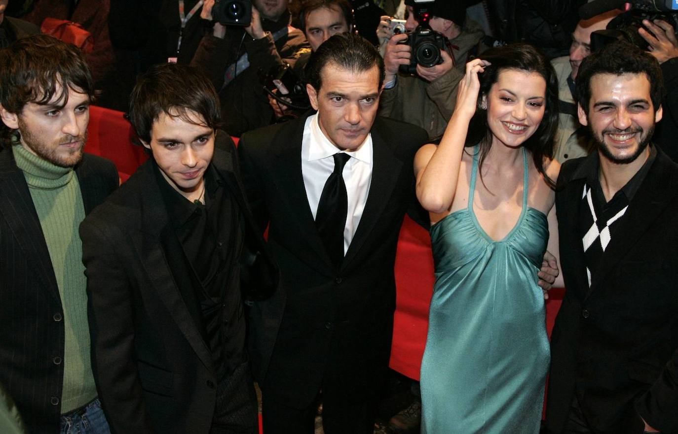 Antonio Banderas, con parte del reparto de la película ´El Camino De Los Ingleses´ dirigida por el malagueño: Raúl Arévalo, Alberto Amarilla, María Ruiz and Fran Perea.