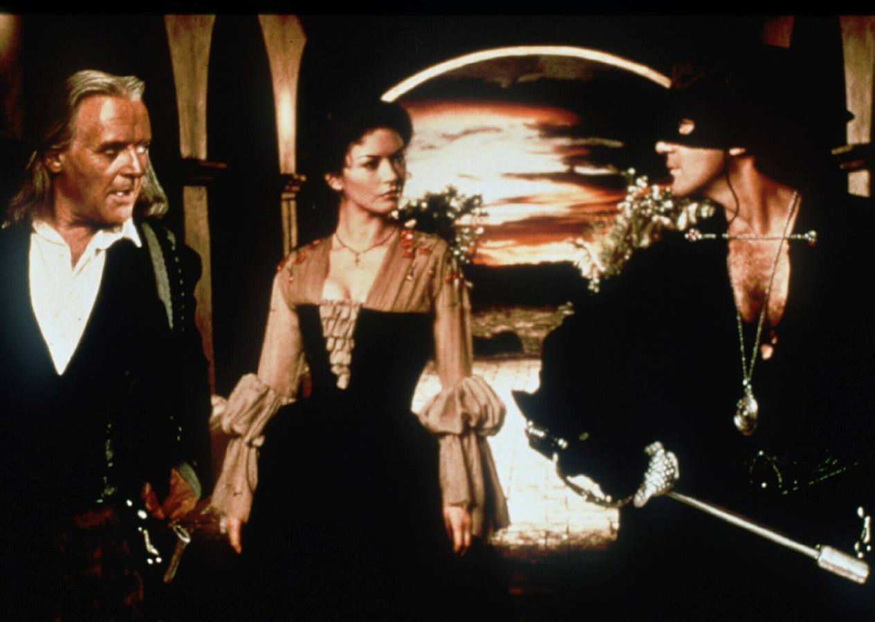 Escena de la película 'La máscara del zorro'. De i a d: Anthony Hopkins, Catherine Zeta Jones y Antonio Banderas (1998) de Martín Campbell.