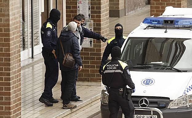 Los agentes locales el día que detuvieron al presunto cabecilla de la banda juzgada en la Audiencia Provincial de Álava.