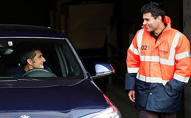 Valverde, este lunes, a su salida de la ciudad deportiva del Barcelona.
