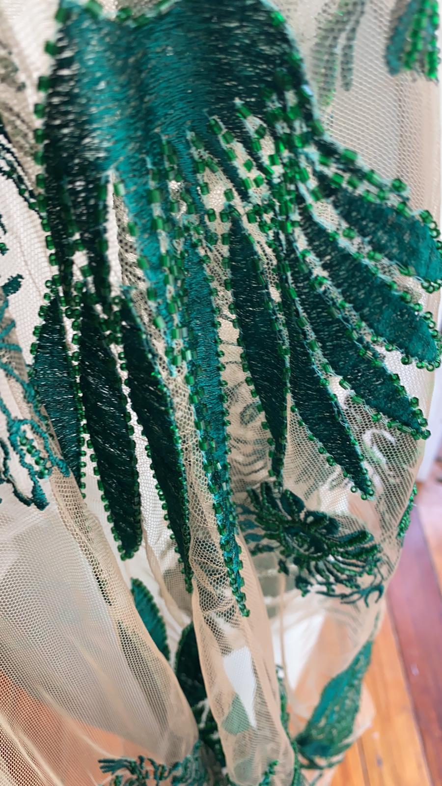 Detalle del vestido de tul, bordados y pedrería, de Alicia Reuda.