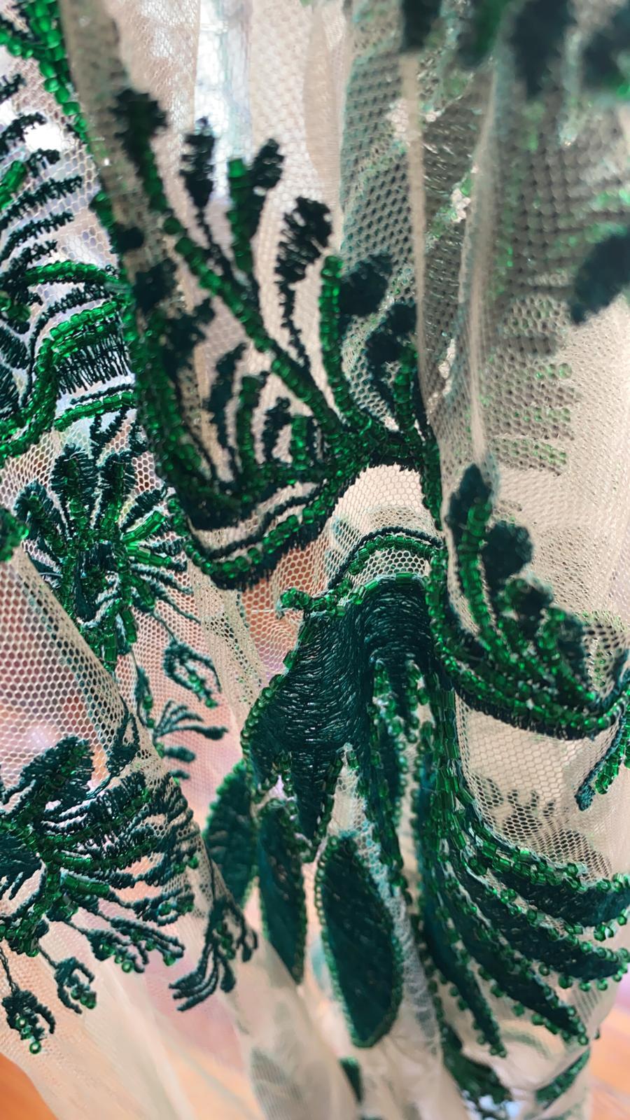 Detalle del vestido de tul, bordados y pedrería, de Alicia Reuda.