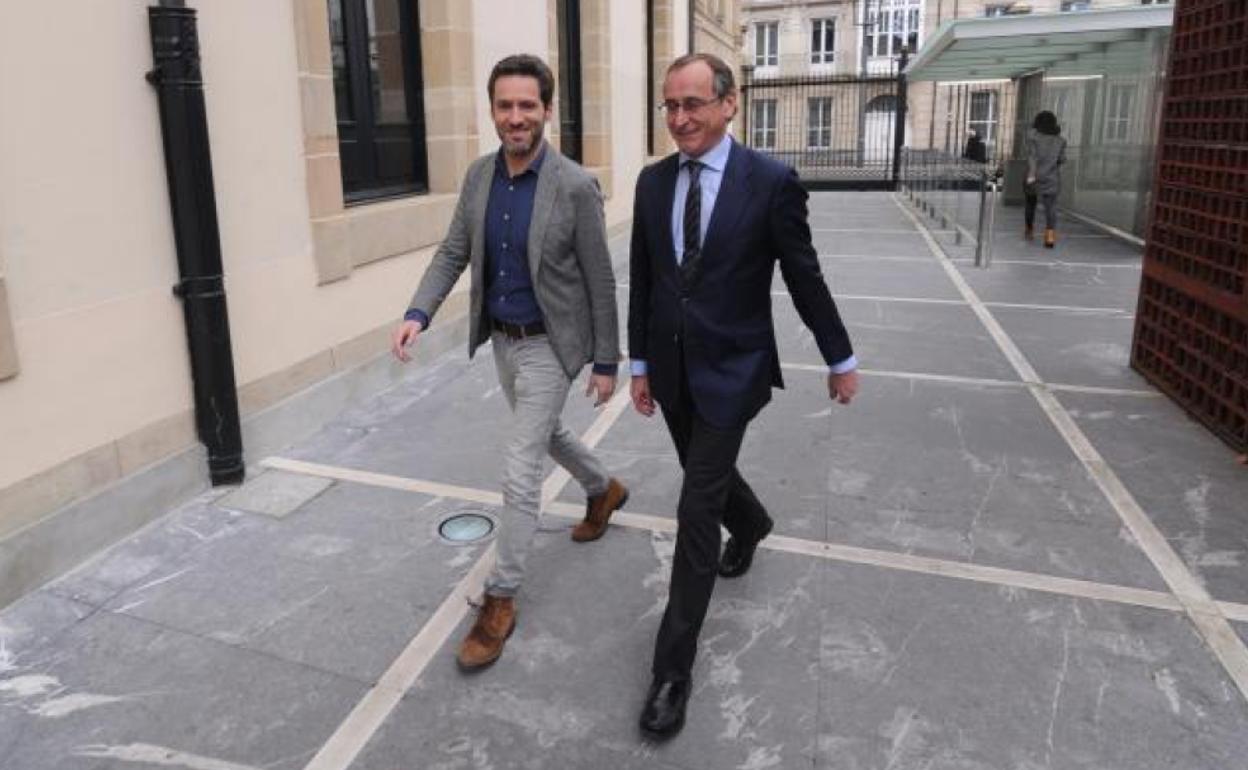 Sémper y Alonso, esta mañana a su llegada al Parlamento.