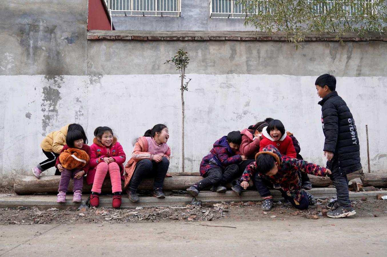 Los niños juegan antes del Año Nuevo Lunar chino en Zhoukou