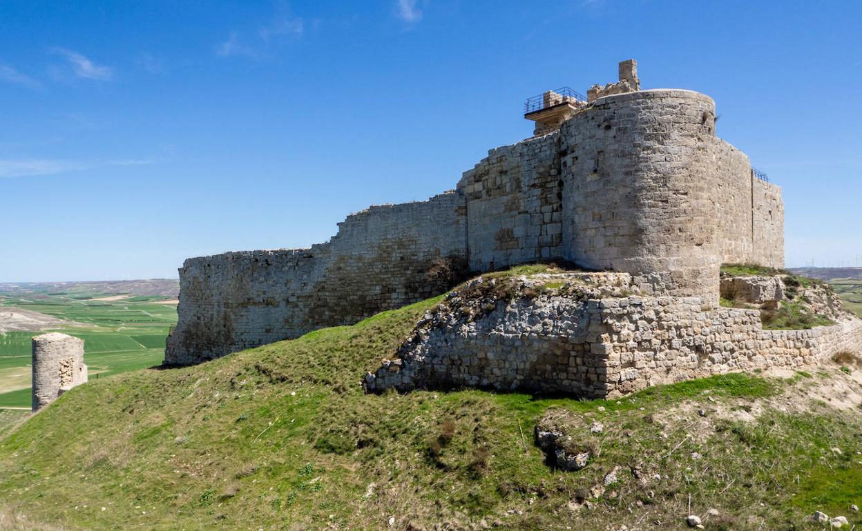 Restos del castillo de Castrojeriz, que domina la llanura desde un otero situado en las afueras de la localidad.