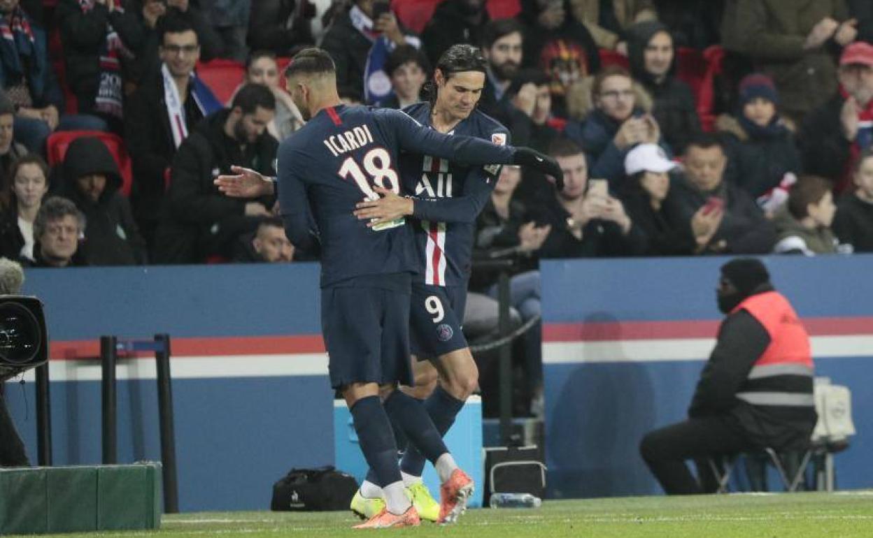 Edinson Cavani entrando al terreno de juego por Icardi.