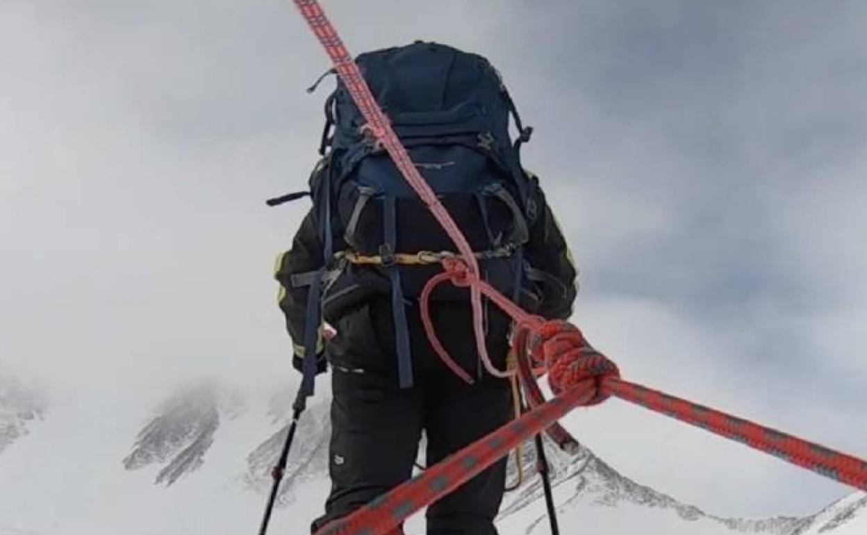 Imagen que ilustra el cartel promocional de la aventura solidaria en la mítica cordillera. 