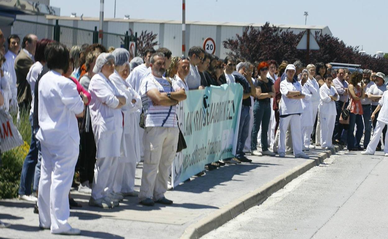 Concentración de trabajadores de Froneri, en Araia, tras un accidente laboral sucedido en 2010. 