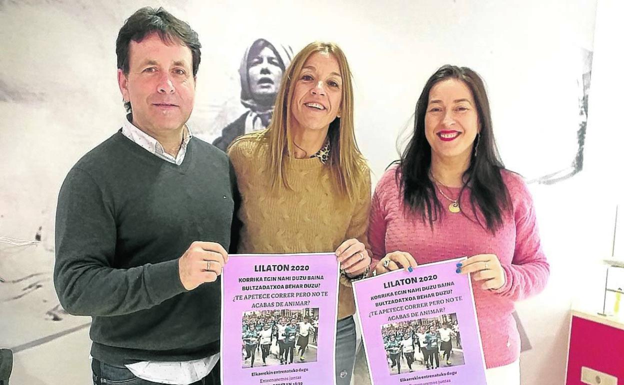 Rosa Romero (centro) acompañada del alcalde, Asier Iragorri y la concejala de Igualdad, Isabel Cadaval. 