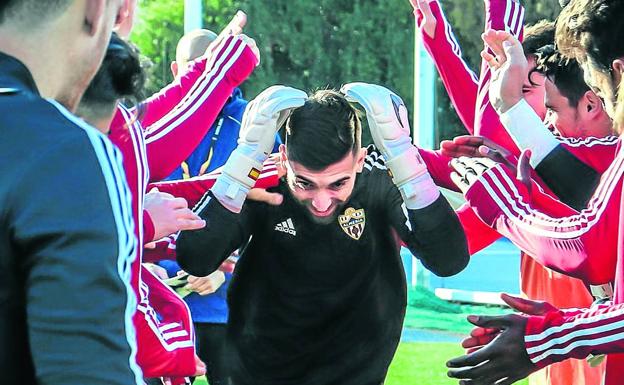 Así recibieron al portero en su primer entrenamiento con el Almería.