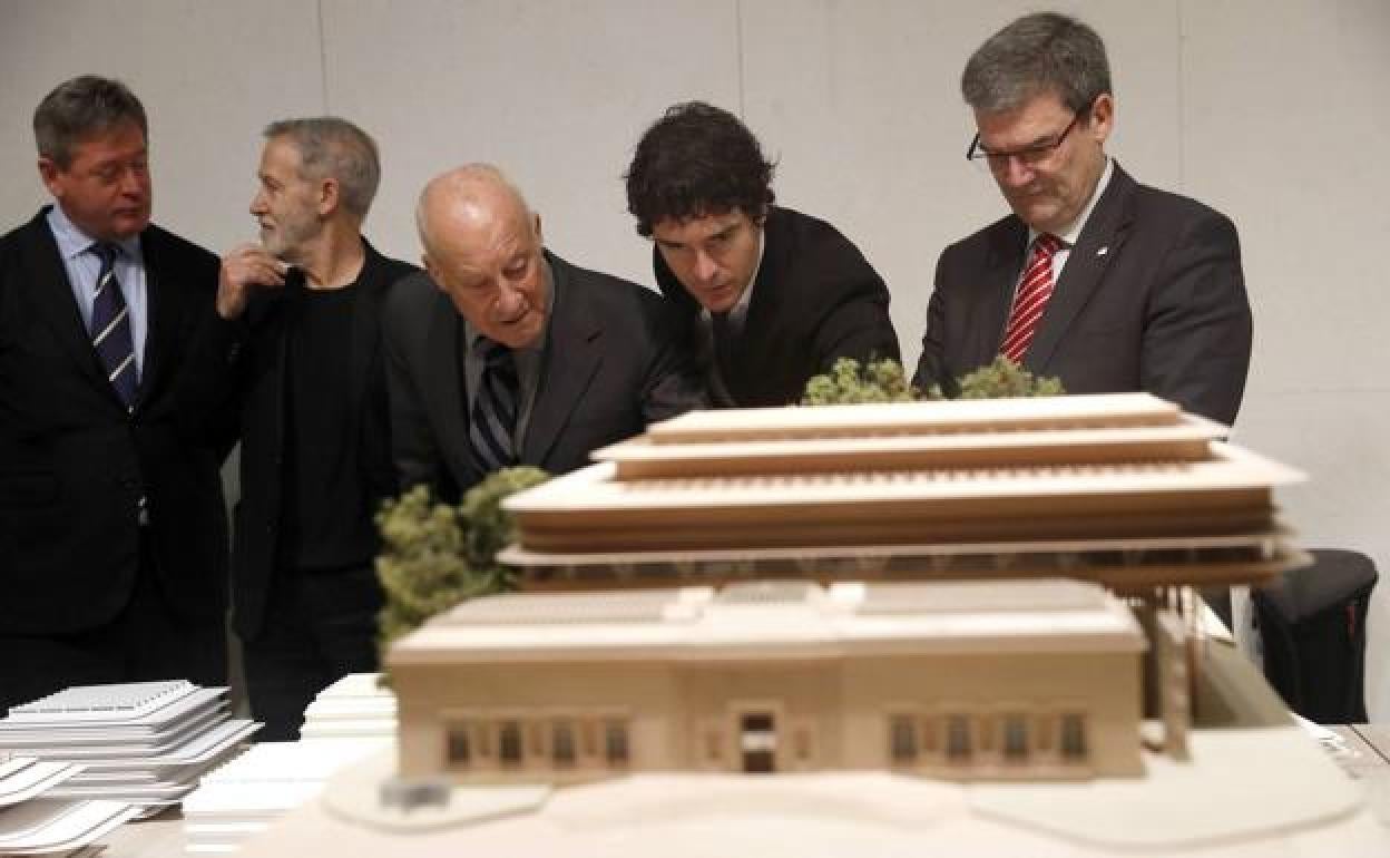 Bingen Zupiria Kultura sailburua, Norman Foster arkitekto britainiarra, Juan Mari Aburto Bilaboko alkatea, Luis Maria Uriarte arkitektoa eta Unai Rementeria ahaldun nagusia, Bilboko Arte Ederren Museoa handitzeko proiektuaren aurrerapenaren aurkezpenean.