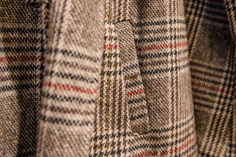 Abrigo de cuadros de corte clásico de la tienda Algo Bonito.