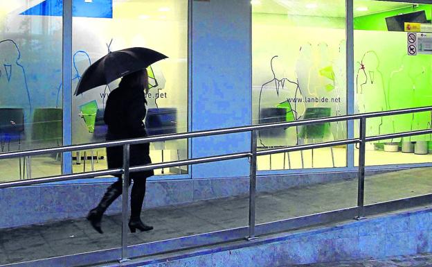 Una mujer accede a una oficina de Lanbide.