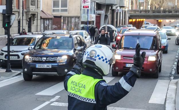 Imagen de la calle San Antonio, ayer con el tráfico regulado por un agente de la Policía Local.