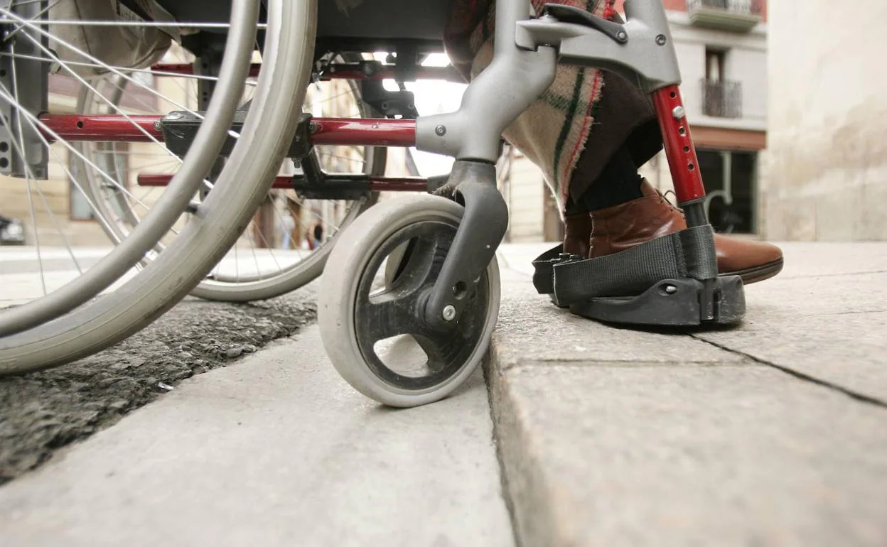 Los usuarios de sillas de ruedas se topan día a día con barreras.
