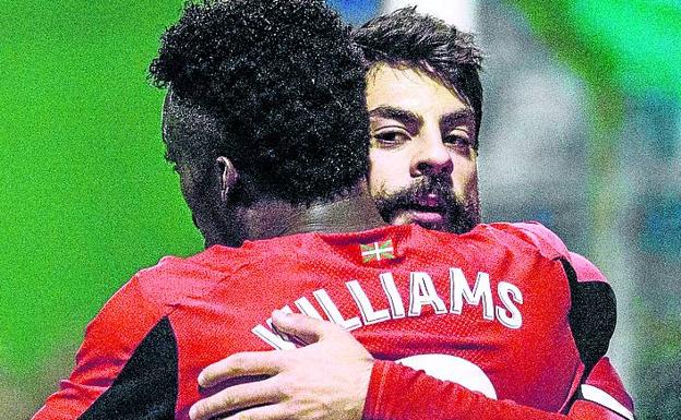 Villalibre se abraza con Williams en Las Llanas.