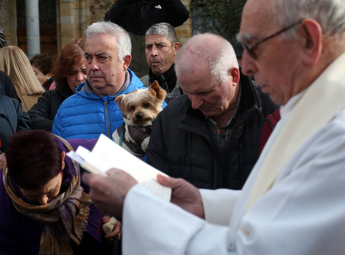 Numerosos fieles acudieron a Urkiola en el día de San Antonio para bendecir a sus mascotas.
