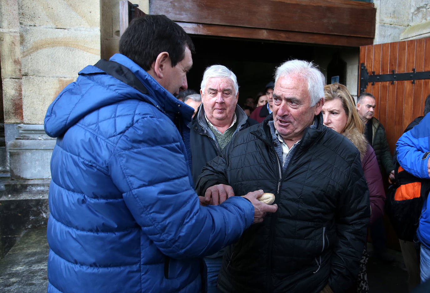 Numerosos fieles acudieron a Urkiola en el día de San Antonio para bendecir a sus mascotas.