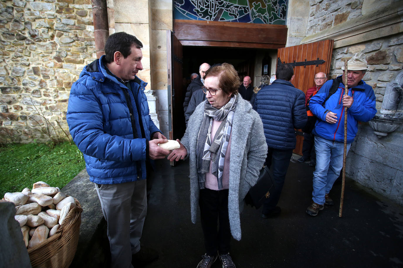 Numerosos fieles acudieron a Urkiola en el día de San Antonio para bendecir a sus mascotas.
