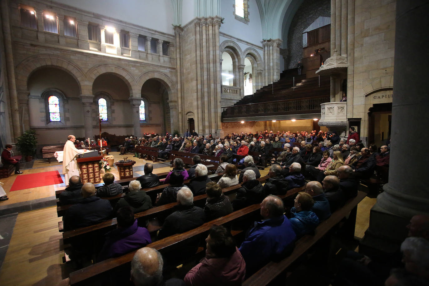 Numerosos fieles acudieron a Urkiola en el día de San Antonio para bendecir a sus mascotas.